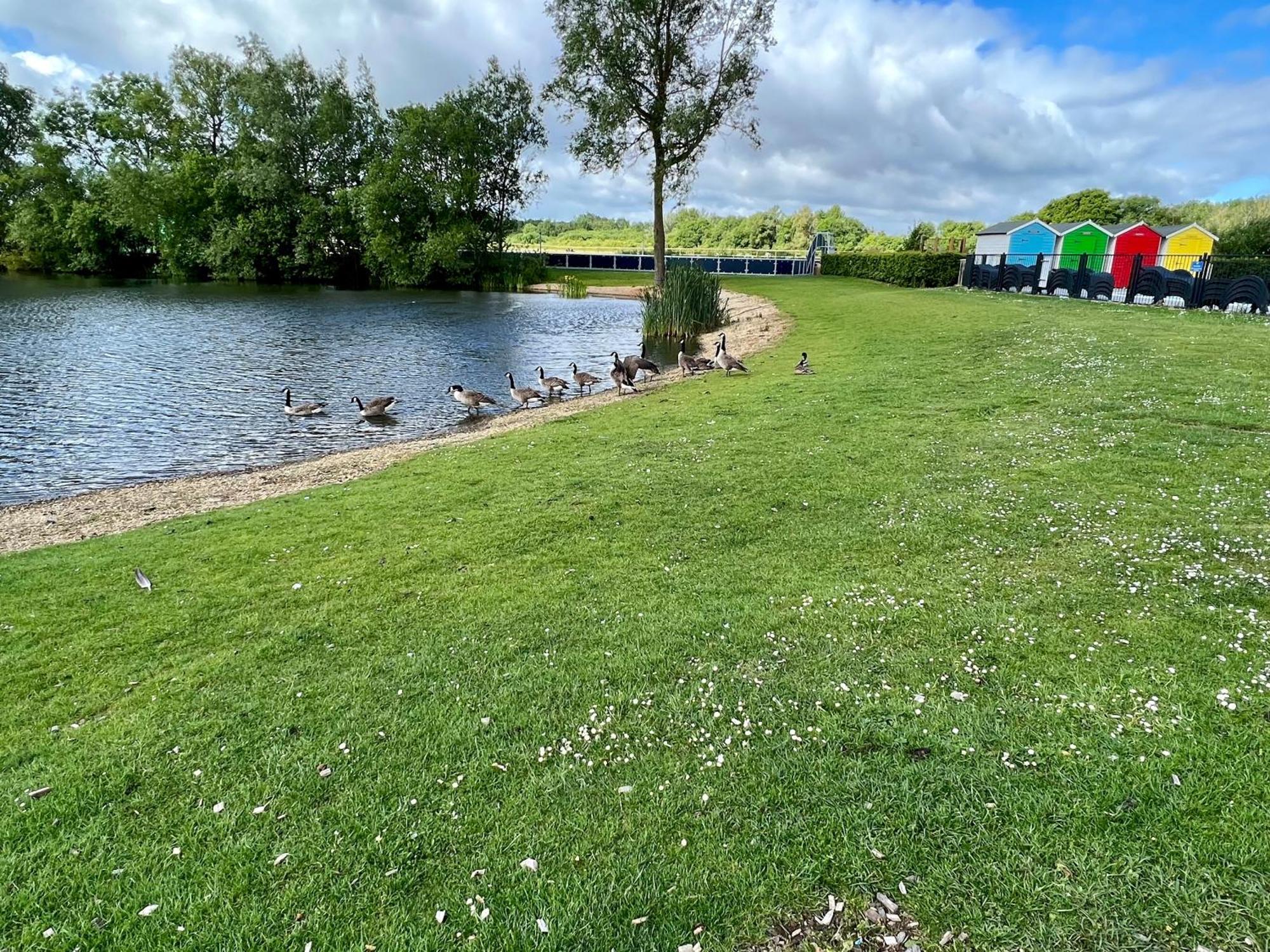 The Boat House, Hot Tub Lodge South Cerney Exterior photo